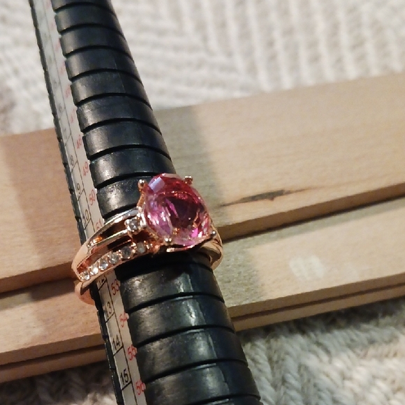 Elegant Pink Gemstone Ring - Picture 2 of 4
